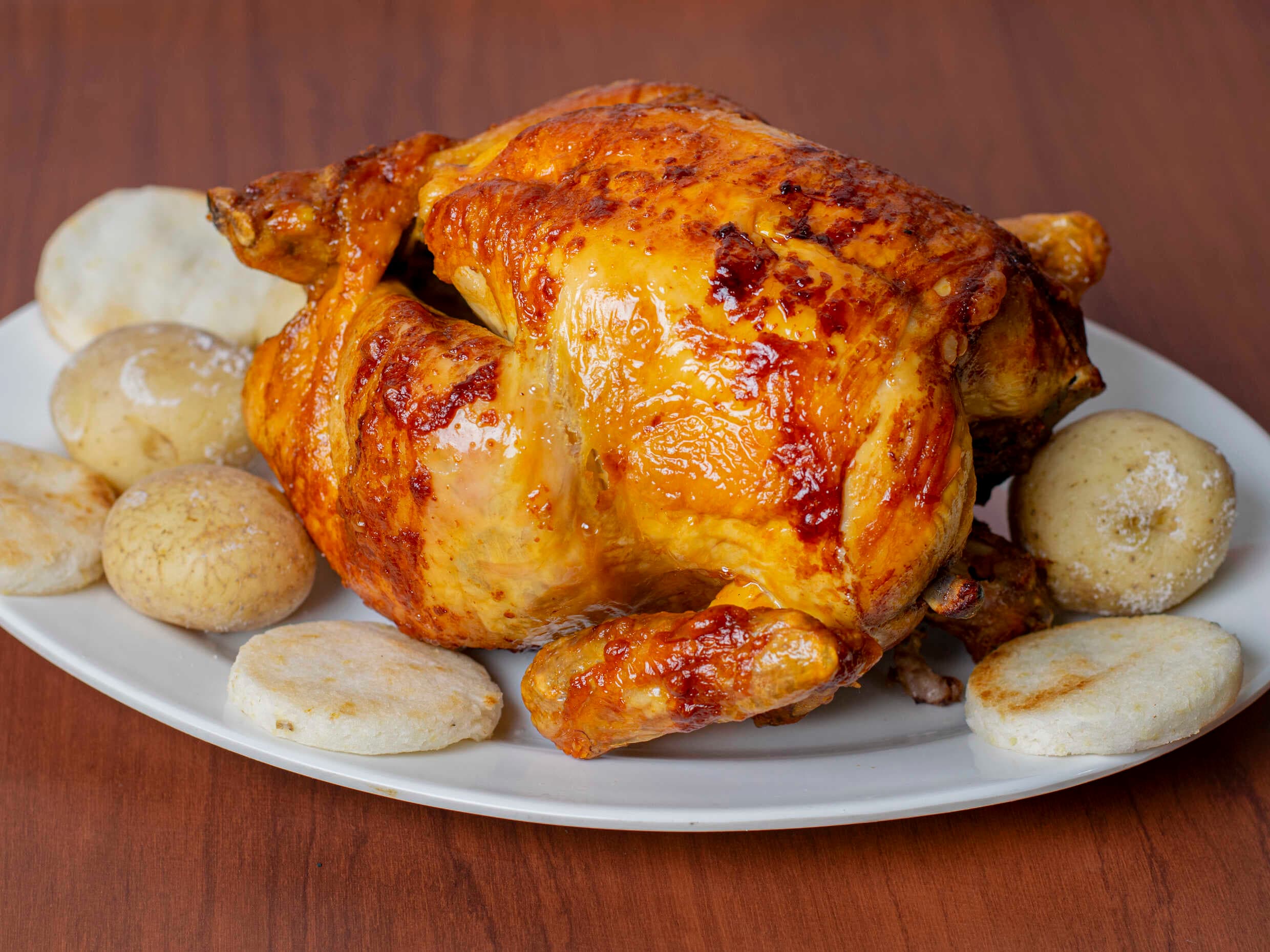 Pollo Asado Entero con Papas y Arepas