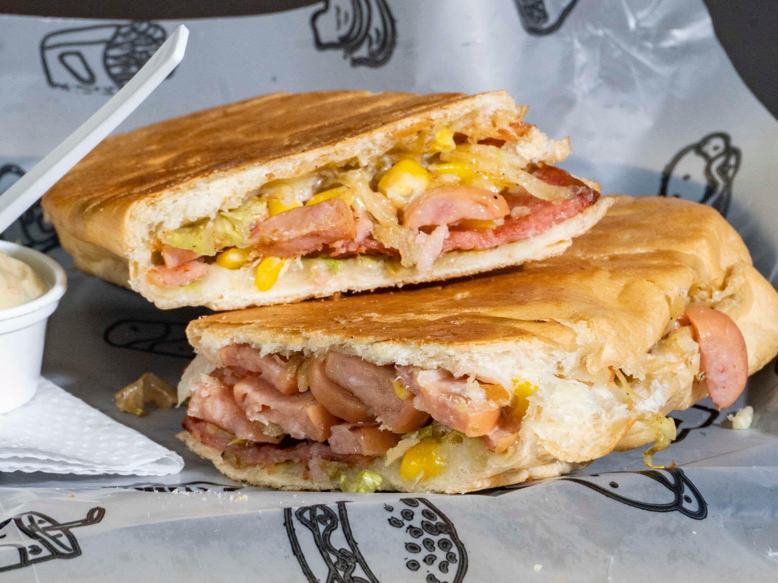 Sandwich Lobo Ranchero con Papas y Gaseosa