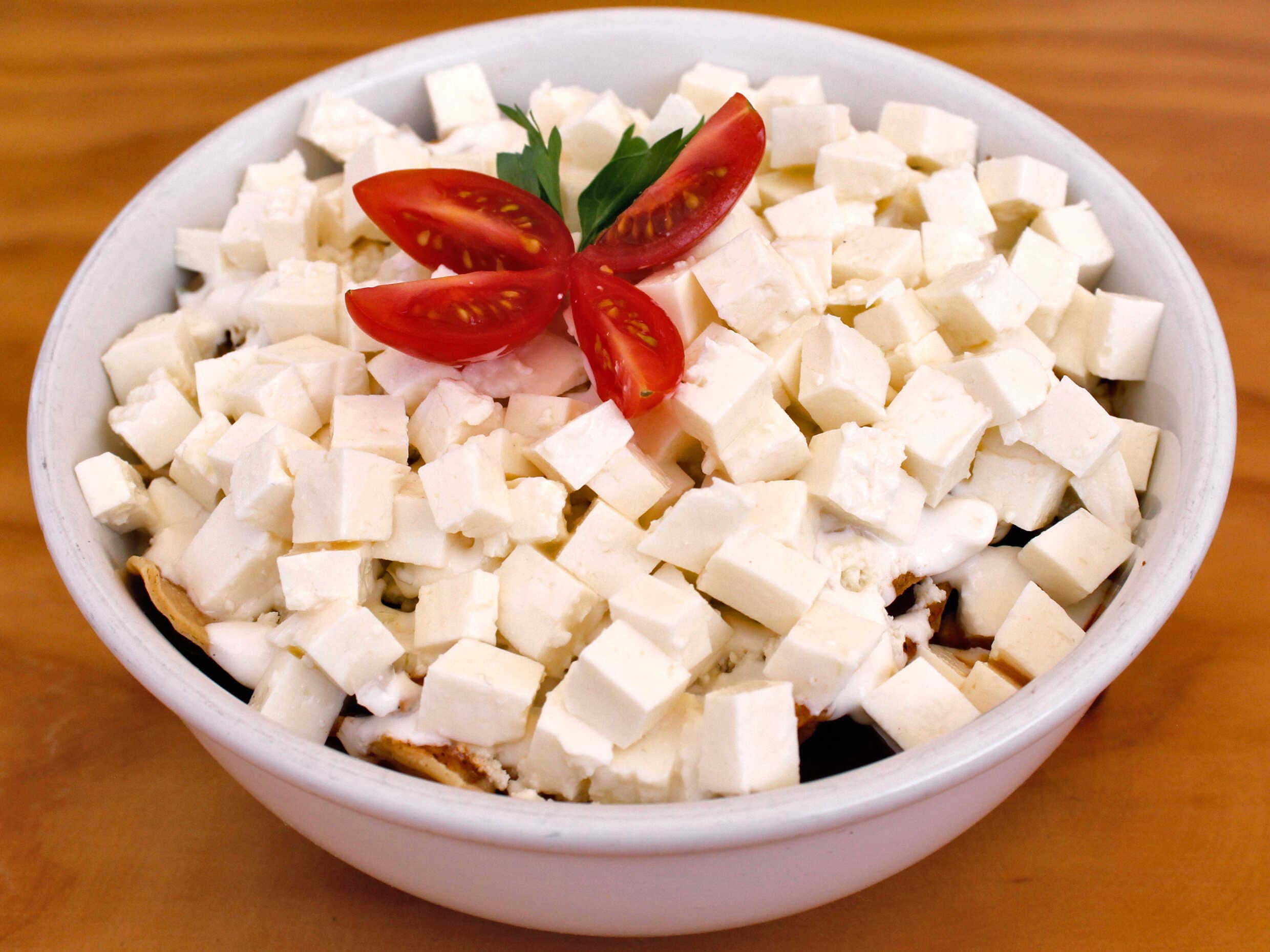 Chilaquiles Panela con Totopos Tradicionales
