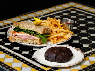 1/2 Sanwich frío, papas o ensalada y galleta
