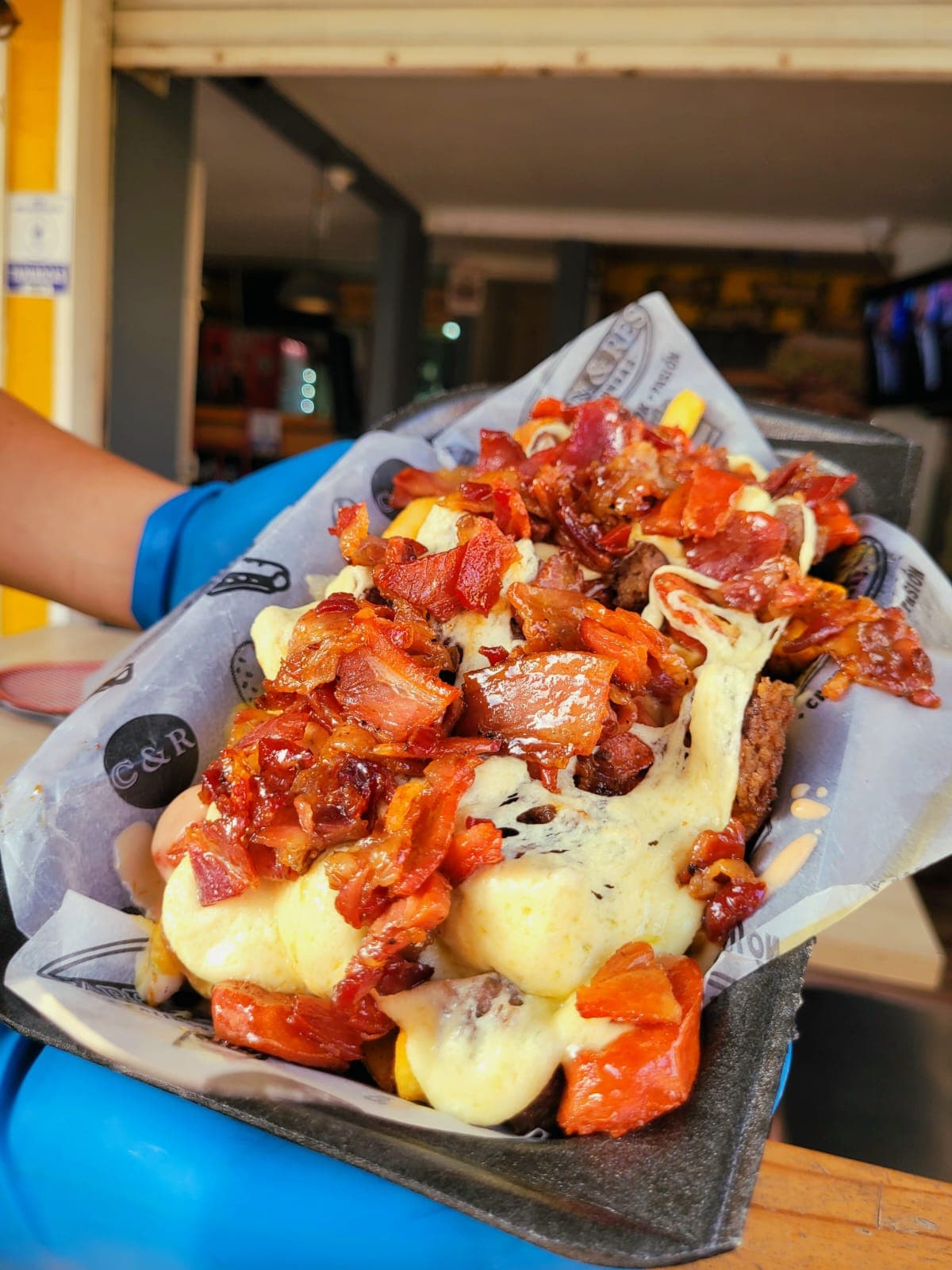 Salchipapa Especial Tocineta y Maiz