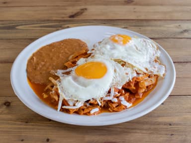 Chilaquiles con 2 Huevos (Salsa a elegir)