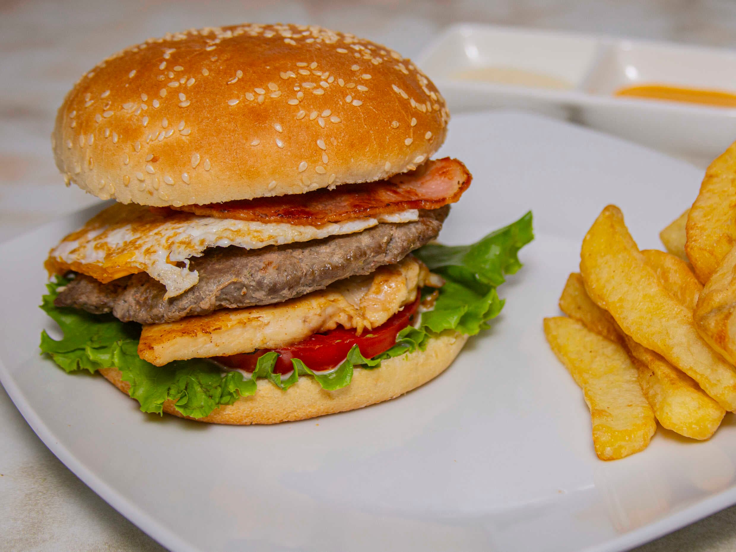Jugo de Fresa + Burguer al Cuadrado