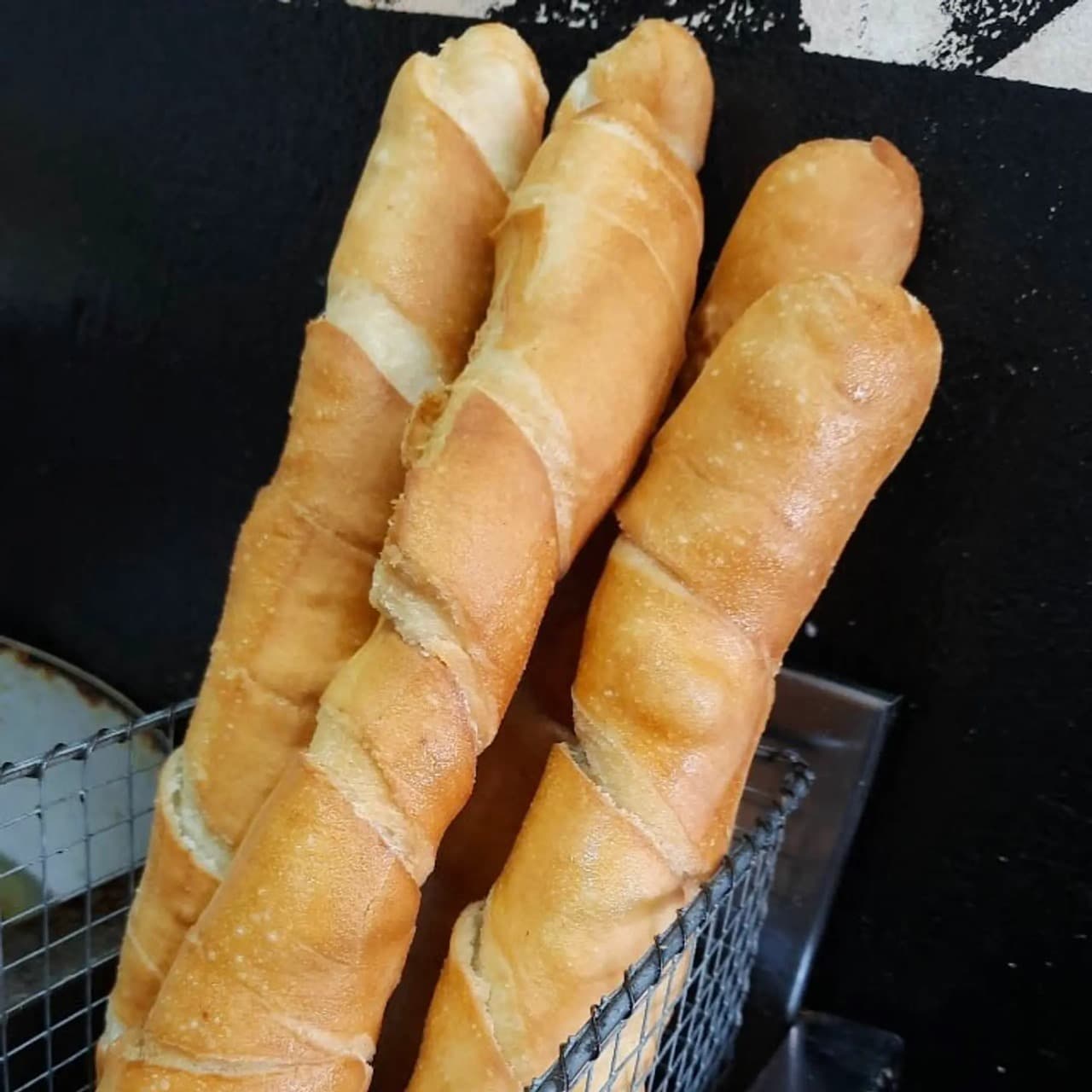 2 Tequeños Rellenos de Queso + Refresco