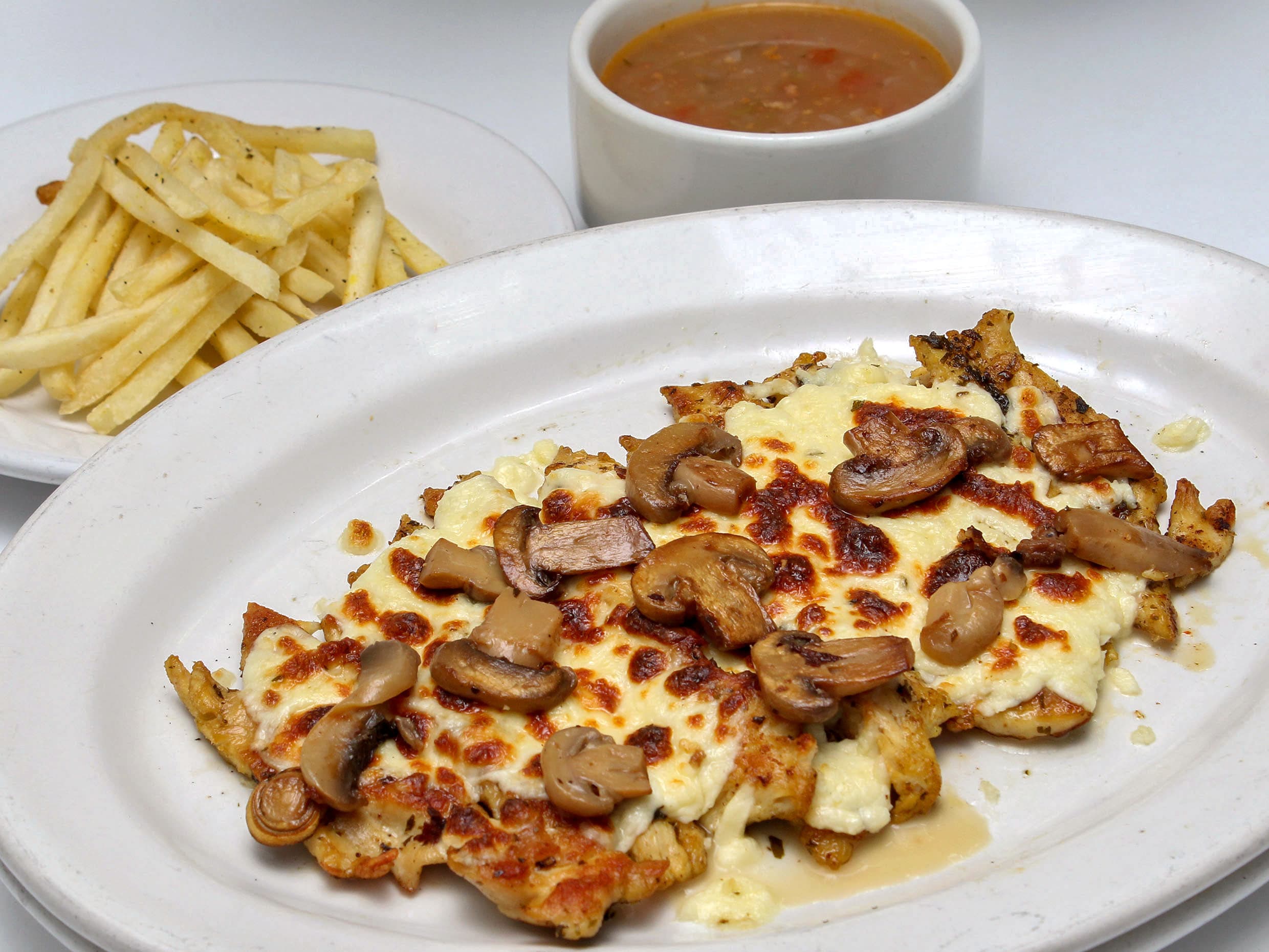 Pechuga Gratinada con Champiñones