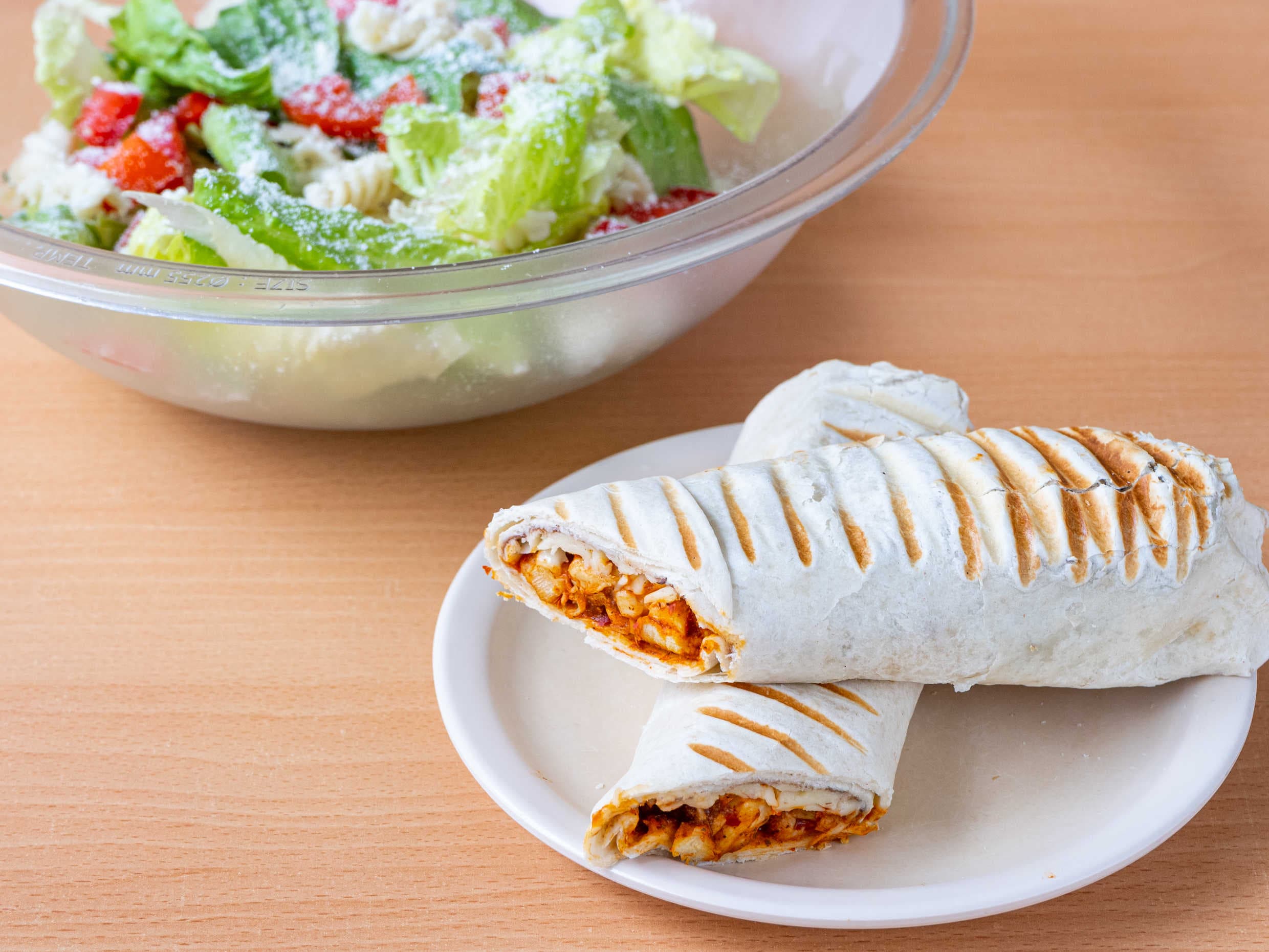 Burrito y ensalada