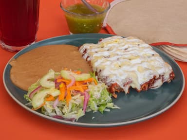 Enchiladas Rojas + Agua Fresca del día