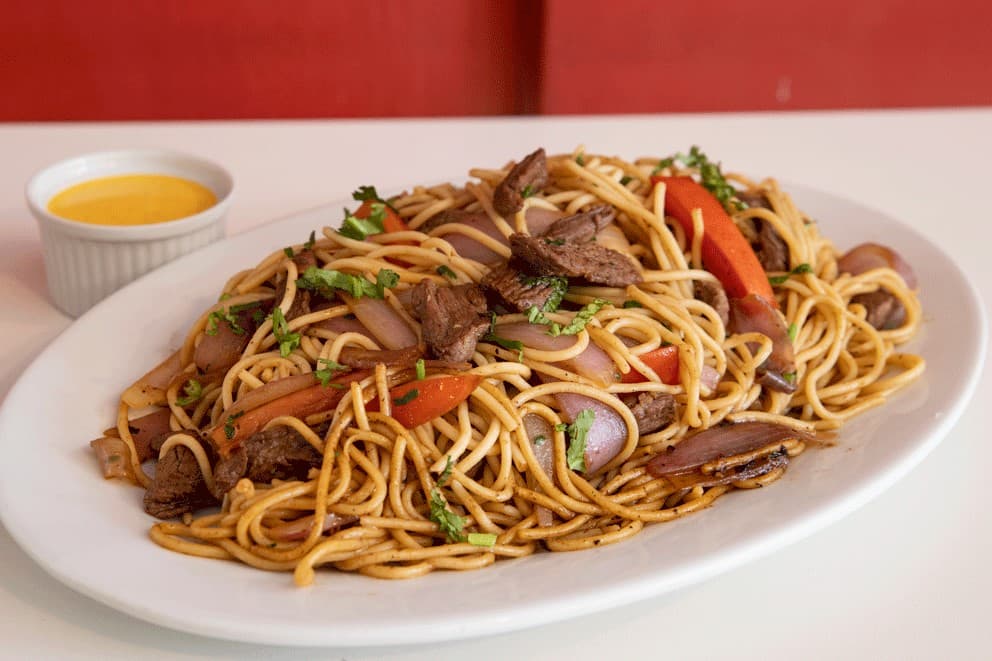 TALLARIN SALTADO DE POLLO GRATIS GASEOSA
