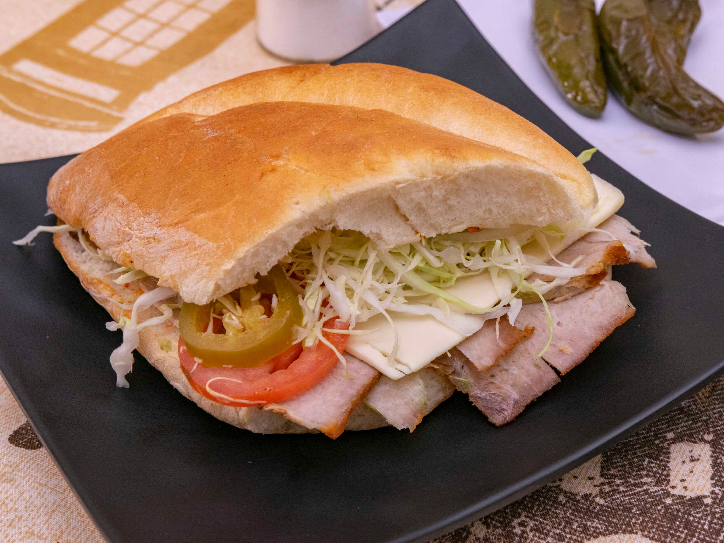 Lonche Queso Carnitas