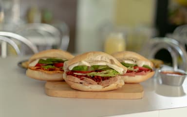 Jamón con Chorizo y Aguacate
