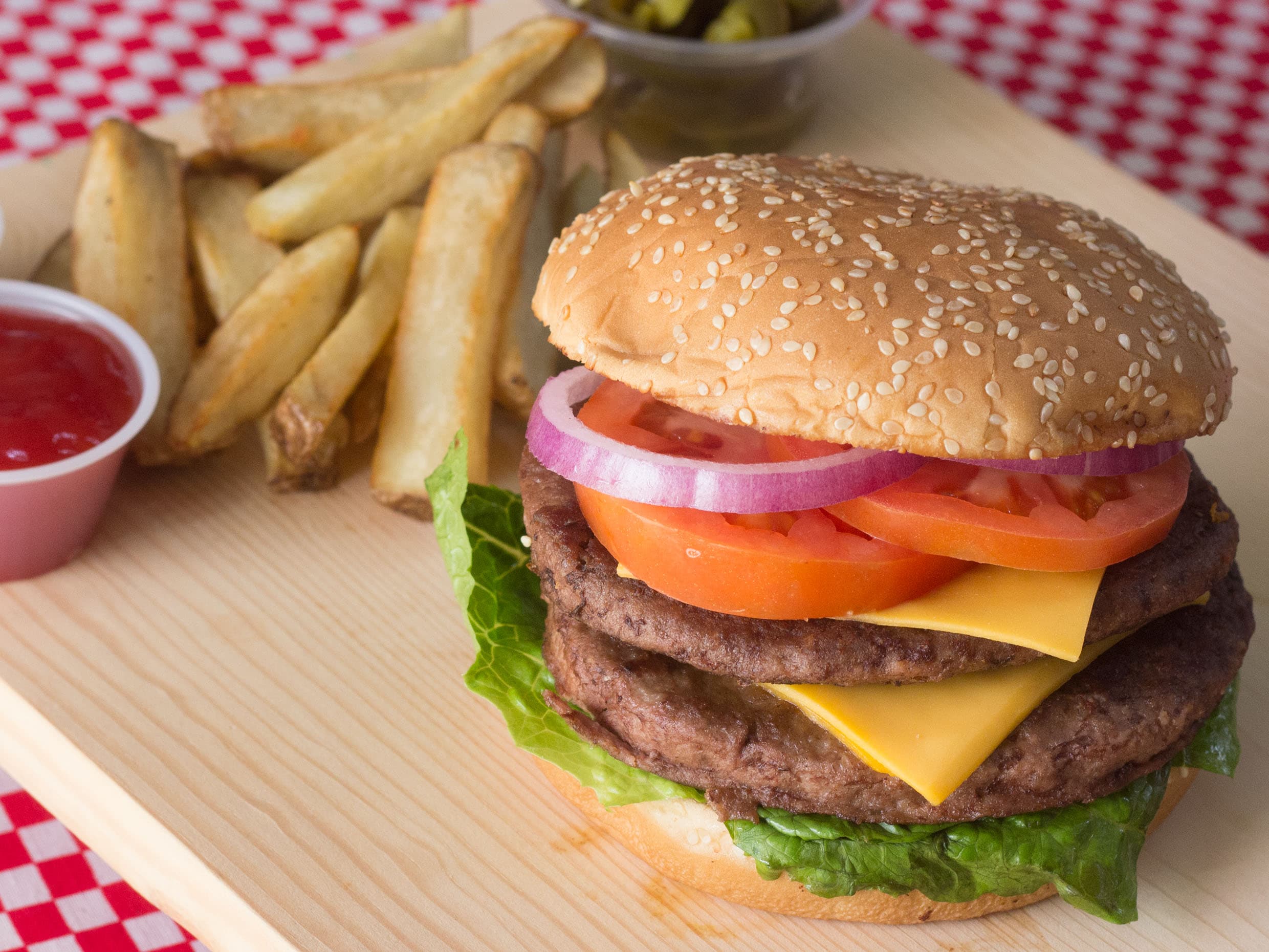 Hamburguesa Doble de Res con Papas Fritas