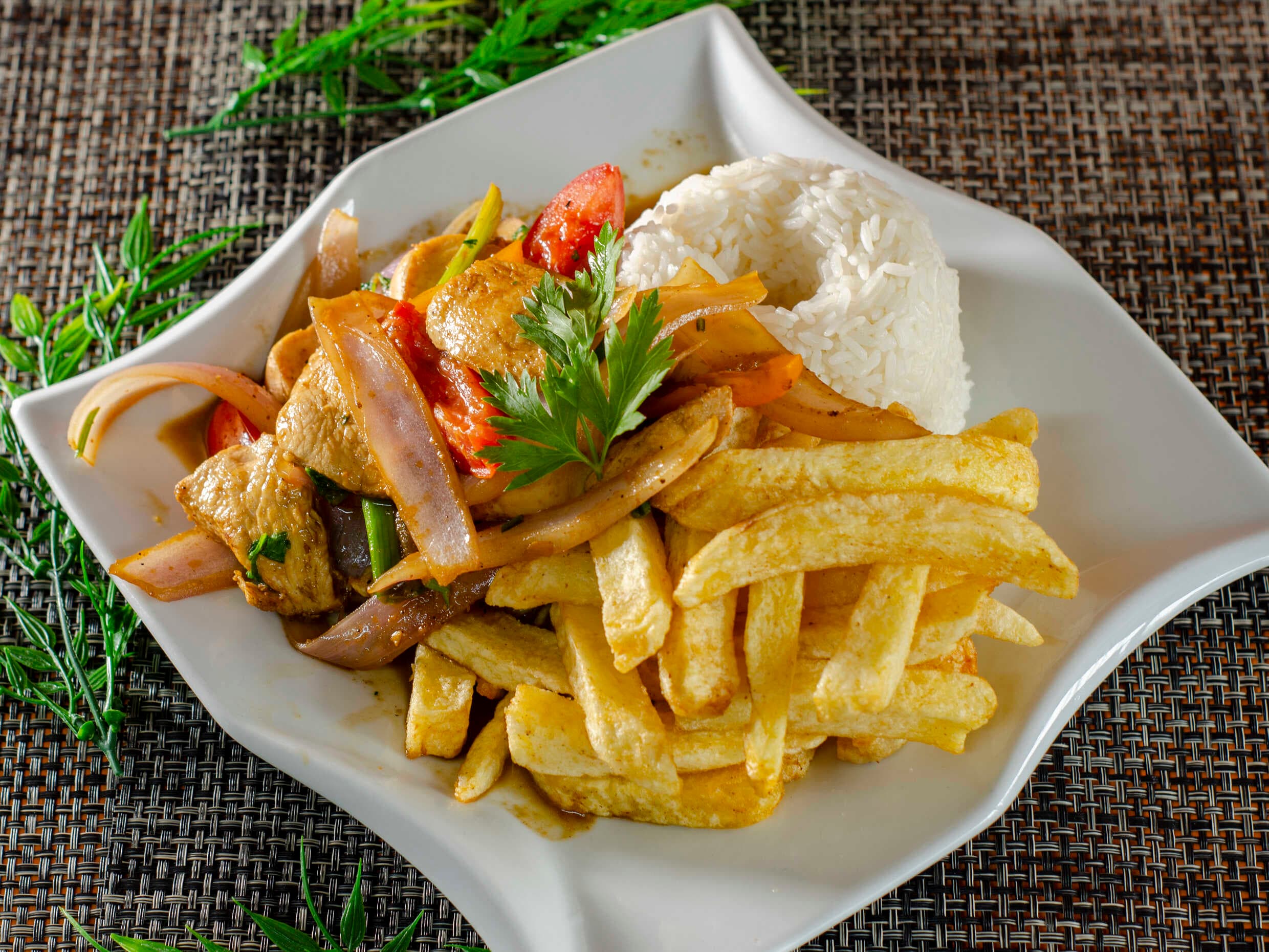 Pollo Saltado