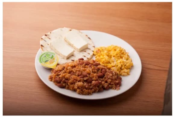 Calentado de Frijol con Huevo