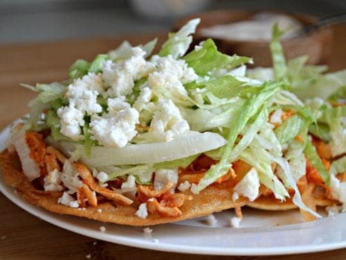 Tostada de Tinga de Pollo