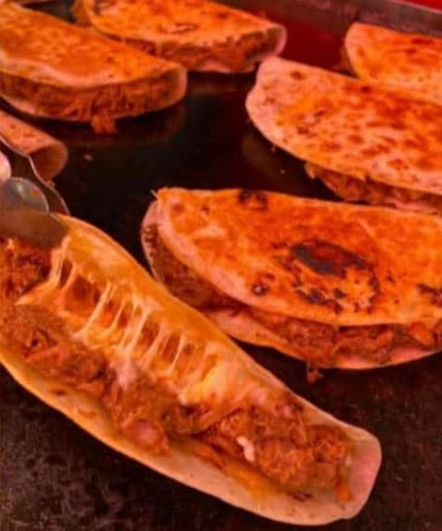 QUESABIRRIA MAIZ CON CARNE DORADA