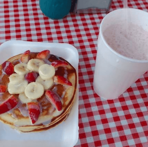 Combo Hot Cakes con Fruta 3 pzas y Malteada 20 oz
