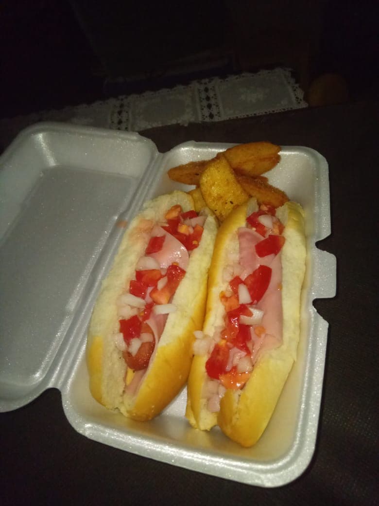 2 Hot Dogs Especiales con Papas