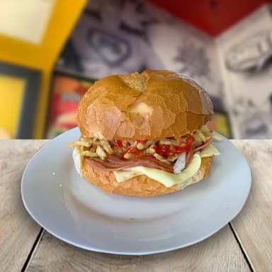 Sándwich Simple de Lomito, Queso y Jamón