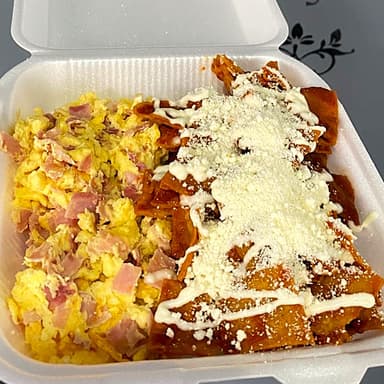 Chilaquiles Rojos con Huevos Revueltos con Jamón
