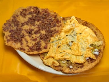 Gordita de Chicharrón con Guisado Tinga de pollo