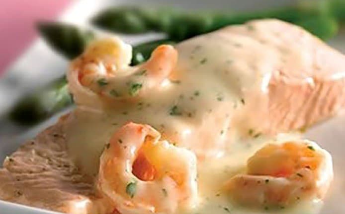 SALMON EN SALSA DE CAMARONES
