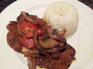 1 Bistec Encebollado con Arroz y Tortillas