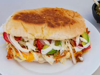Torta de 3 Quesos con Pierna