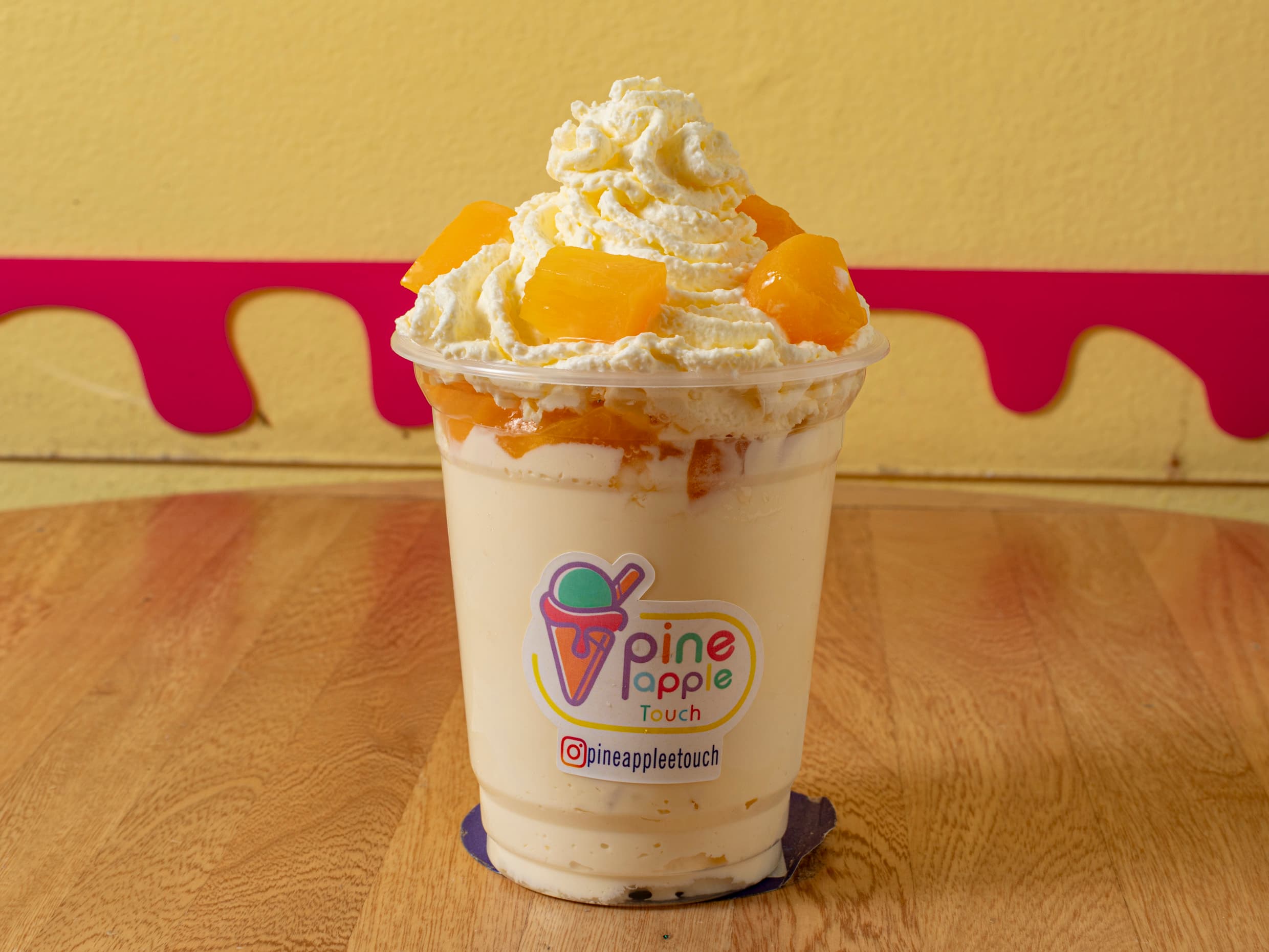 Fresas o Duraznos Con Crema y Queso