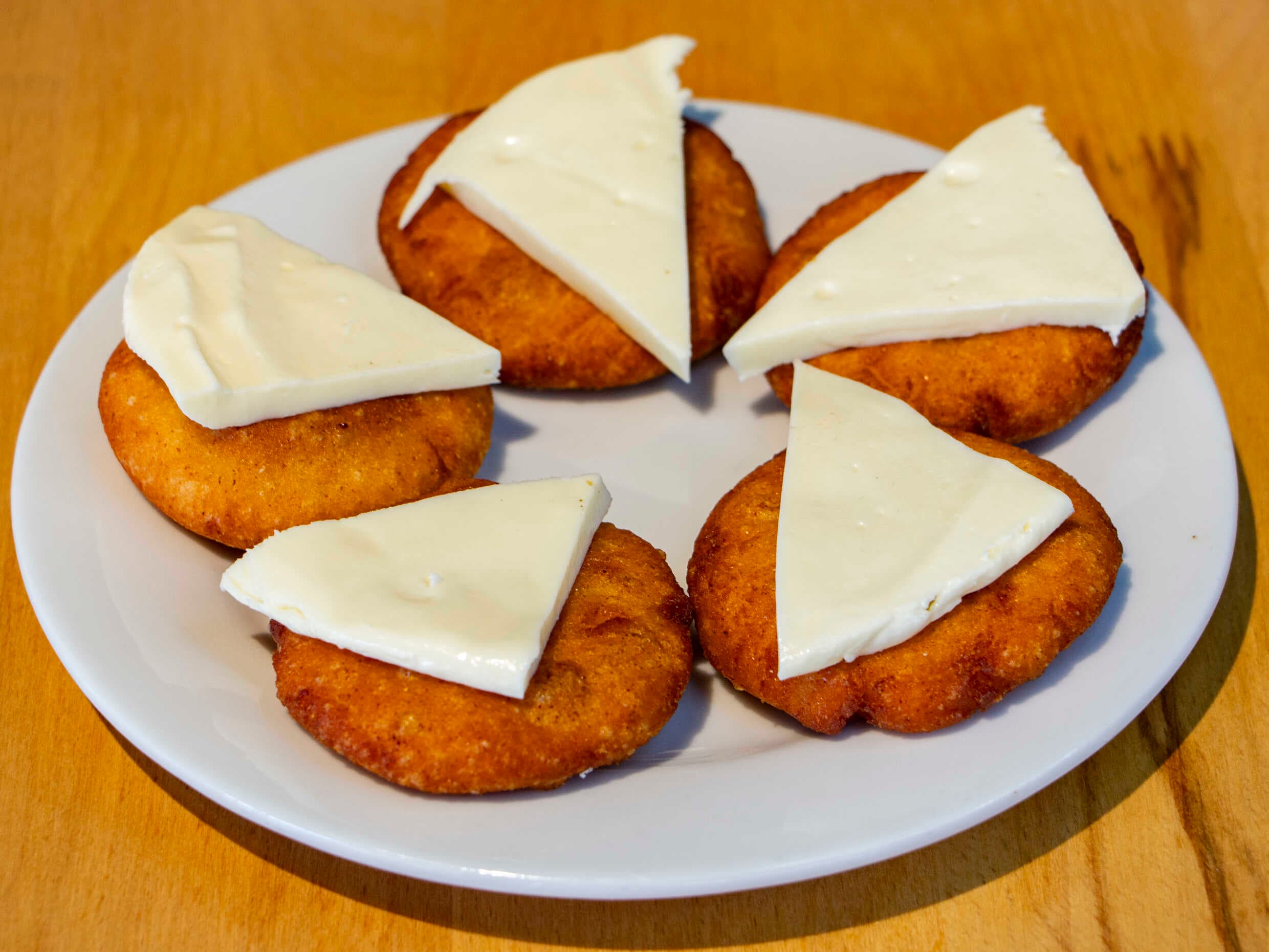 Queso de Mano con Arepitas Fritas