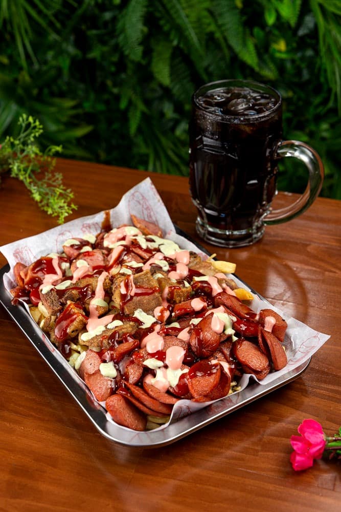 Salchipapa con Costilla