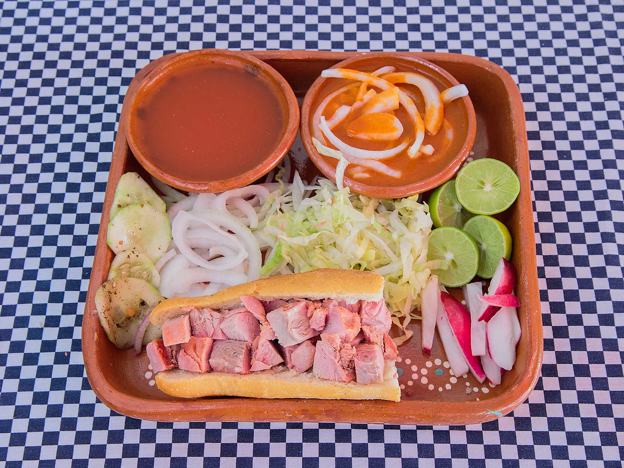 Torta Mini de Carnitas