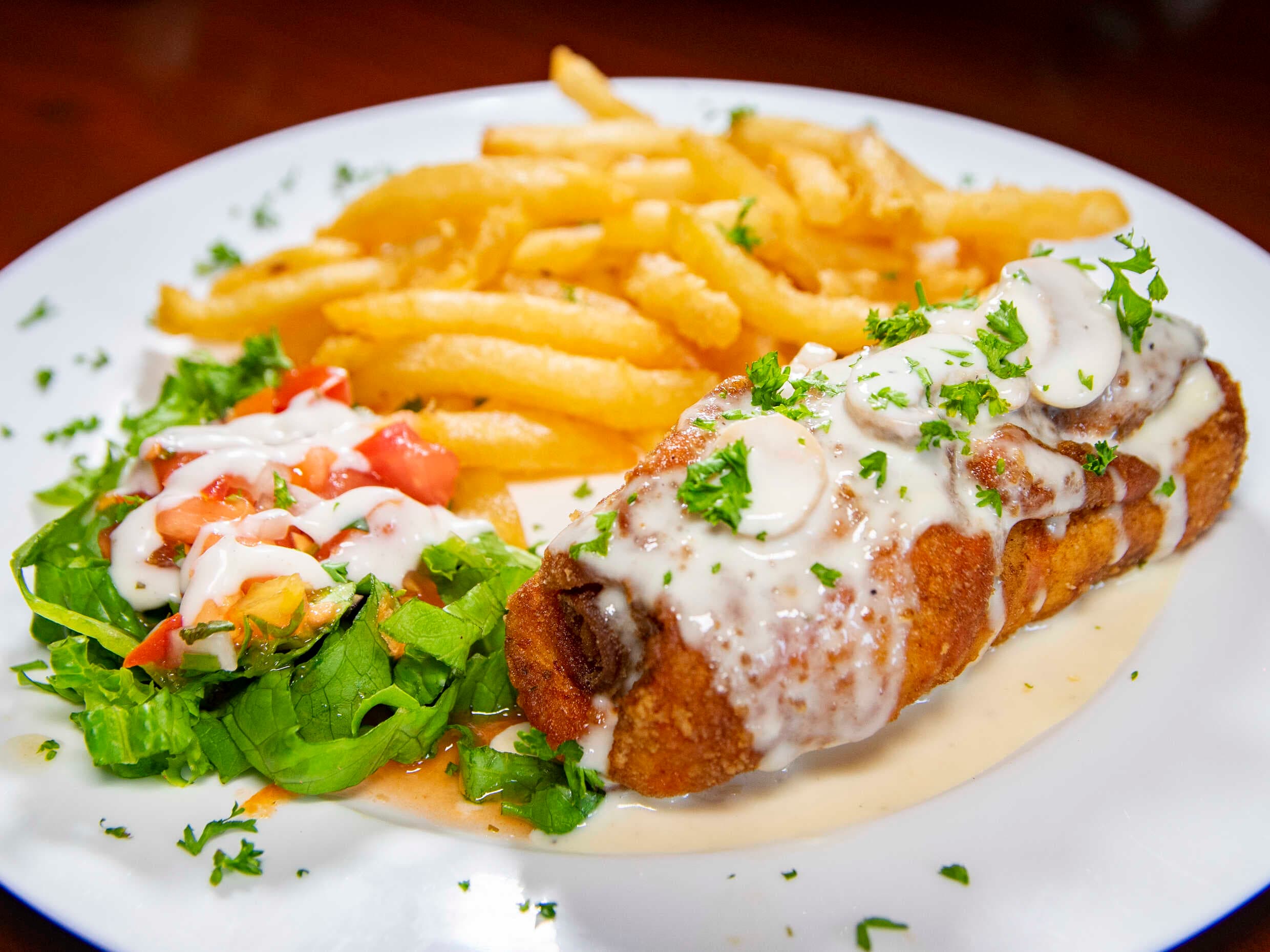 Cordón blue de pollo + Papas Fritas + Ensalada
