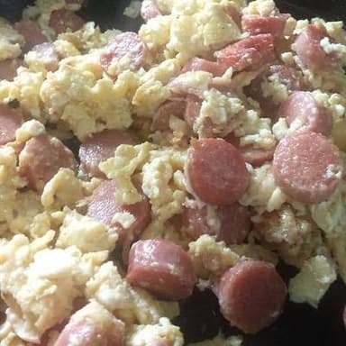 Huevo con salchicha