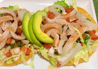 Tostada de Cueritos con Aguacate