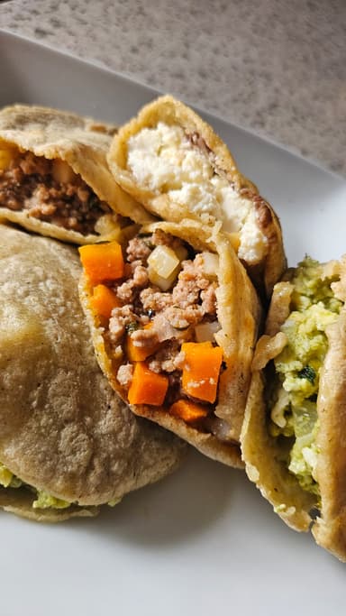 Gorditas Mixtas Con Agua de Jamaica