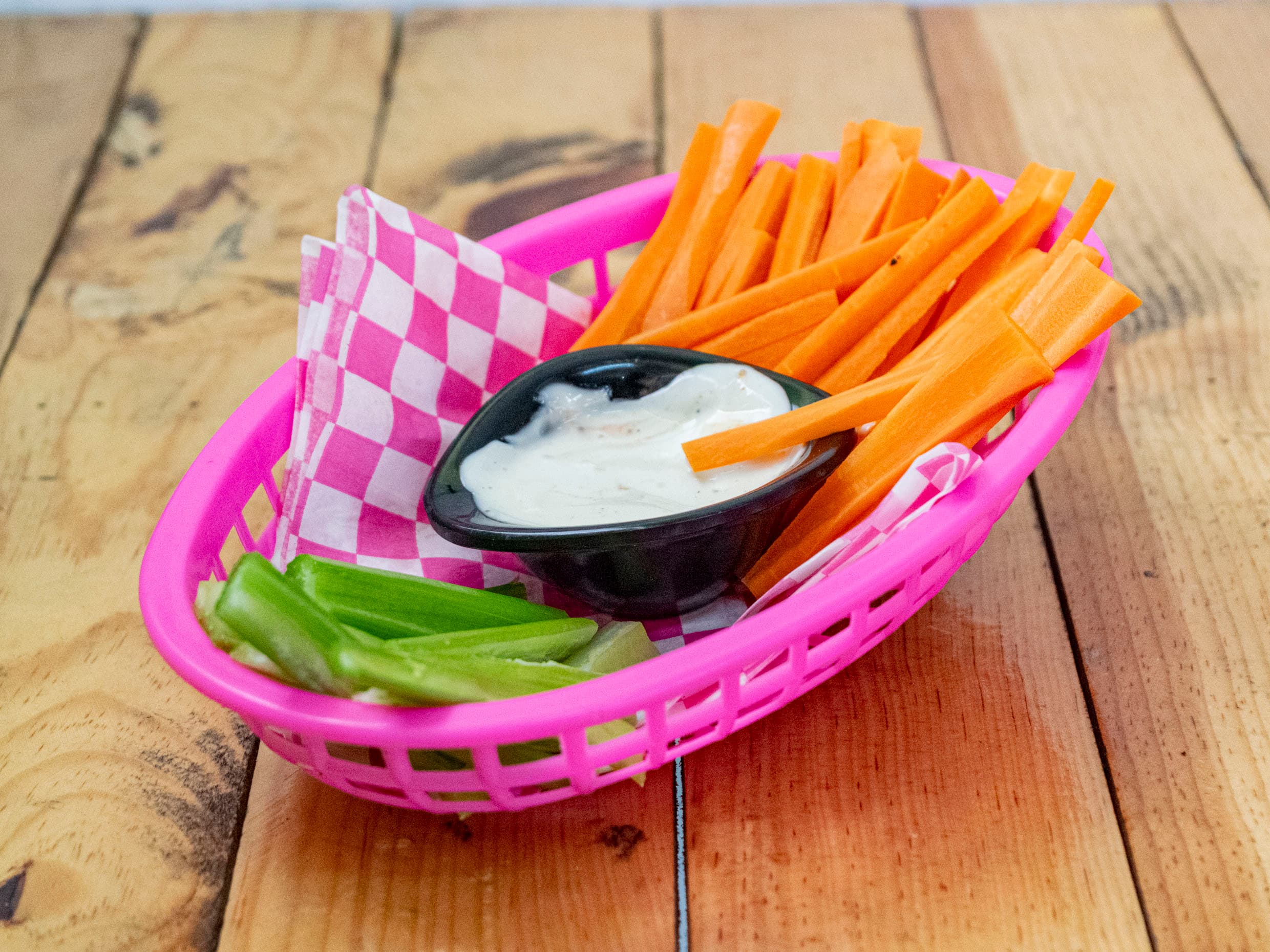 Crudites Bastones de Zanahoria y Apio con Aderezo
