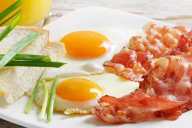 Huevos Tirados con Tocino
