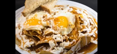 Did chilaquiles rojos  con huevos fritos