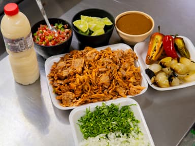 1 kg de Carne al pastor + 3 quesadillas sencillas