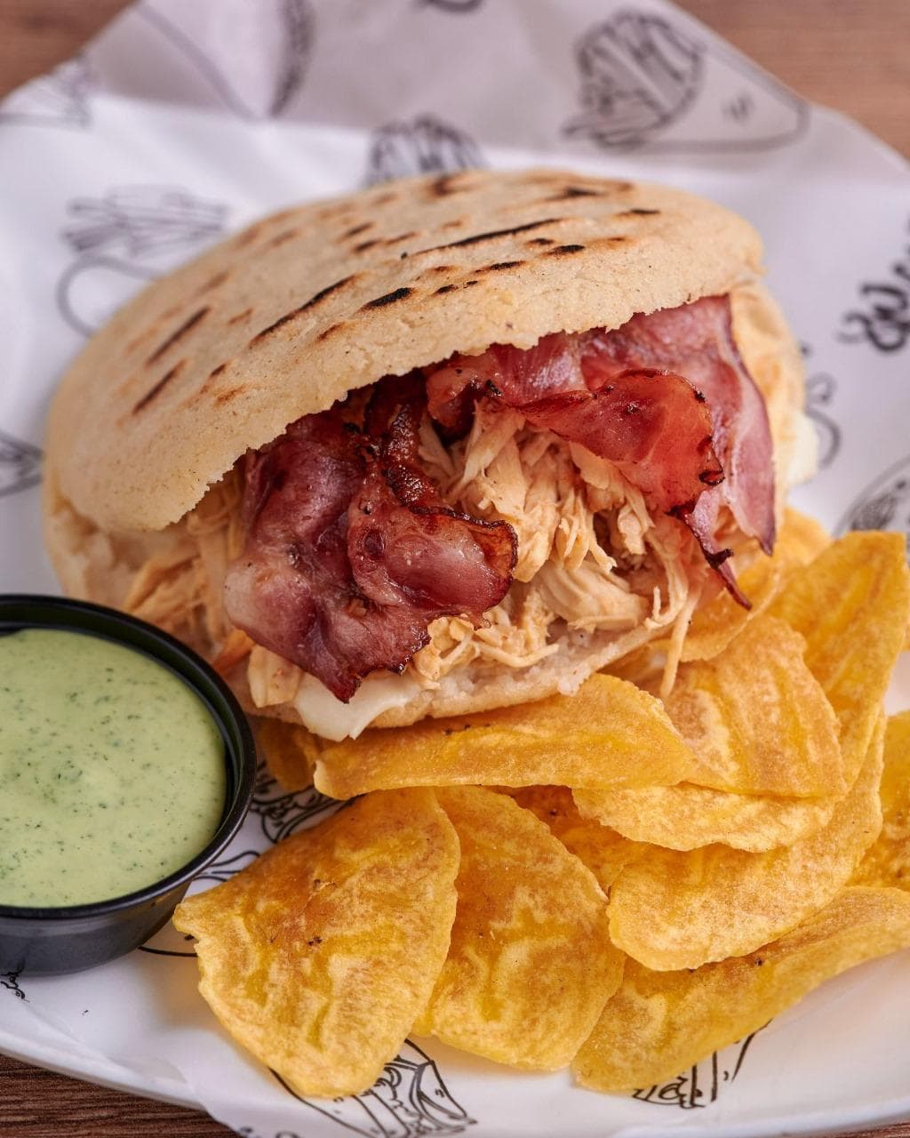 Arepa Pollo y Tocineta