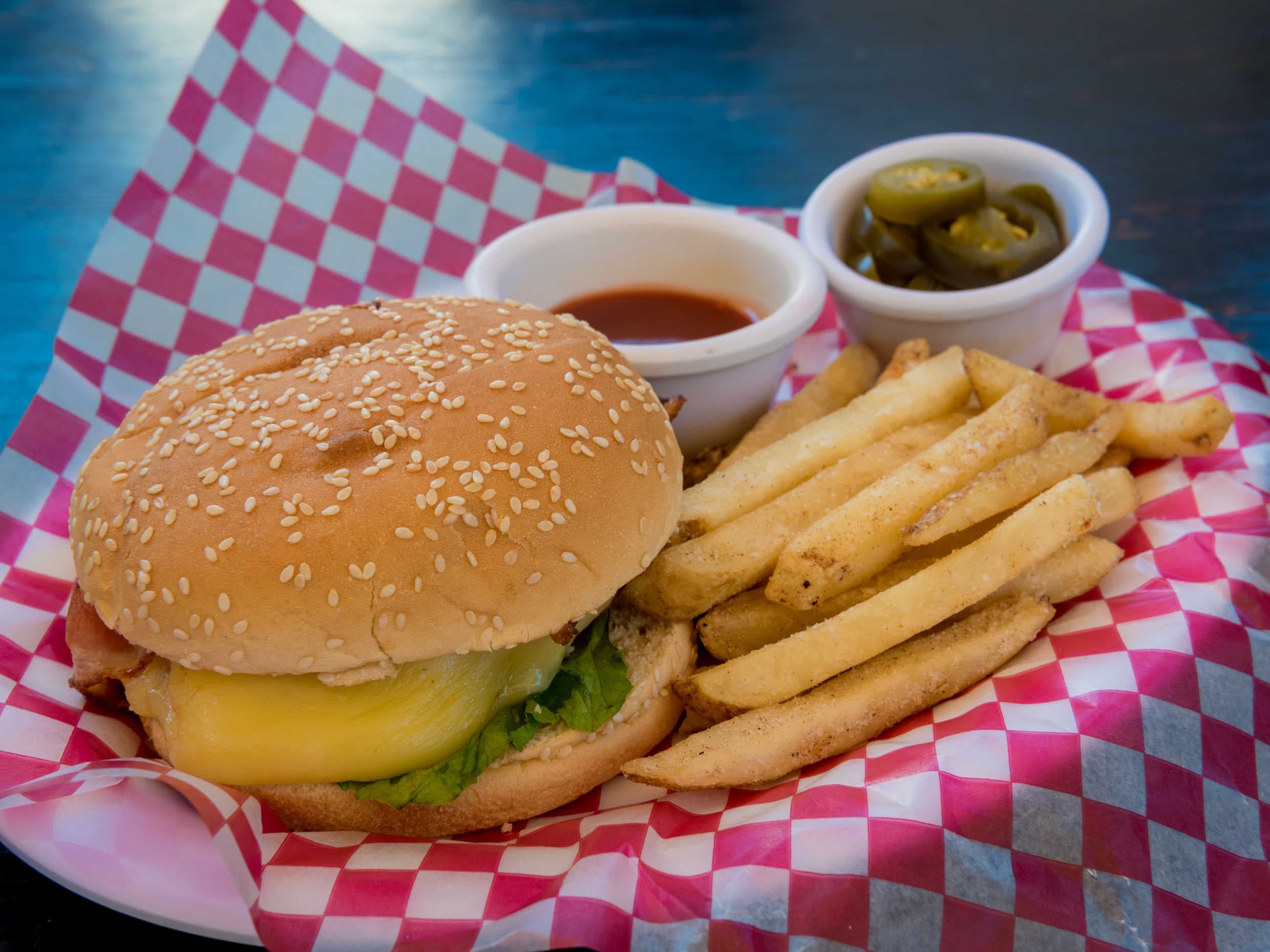 Hamburguesa de Res con Papas a la Francesa