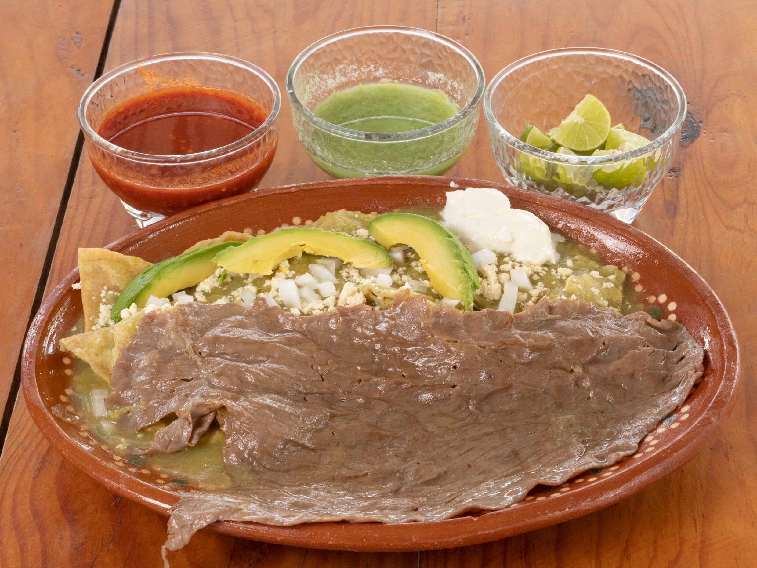 Chilaquiles verdes con cecina y huevo estrellado