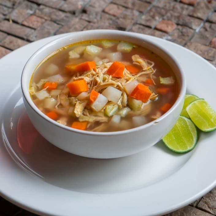 CONSOME DE POLLO CON VERDURAS