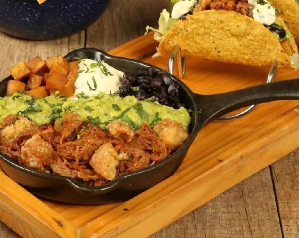 Tacos Res Deshebrada y Chicharrón