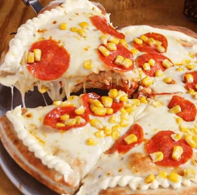 Pizza Estofada Pepperoni, Maíz y Tocineta Pequeña