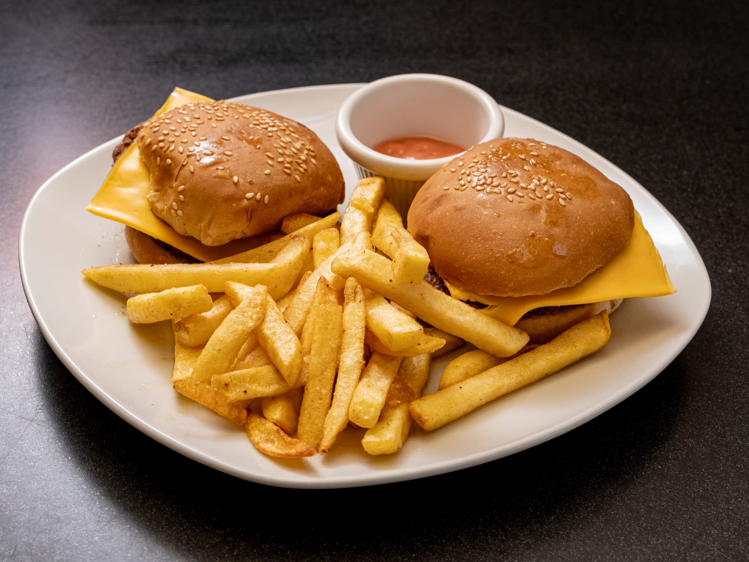 2 quesoburguesas con papas
