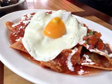 Chilaquiles con huevo estrellado + Café + Galleta