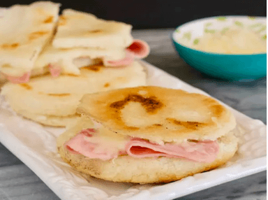 Combo-1 Arepa de jamón y Queso+ 1 gaseosa