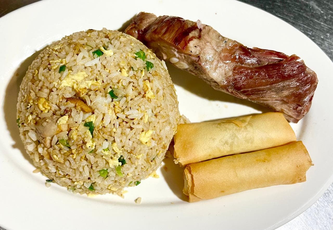 Menú Chaufa + 2 Rollos + 1 Costilla