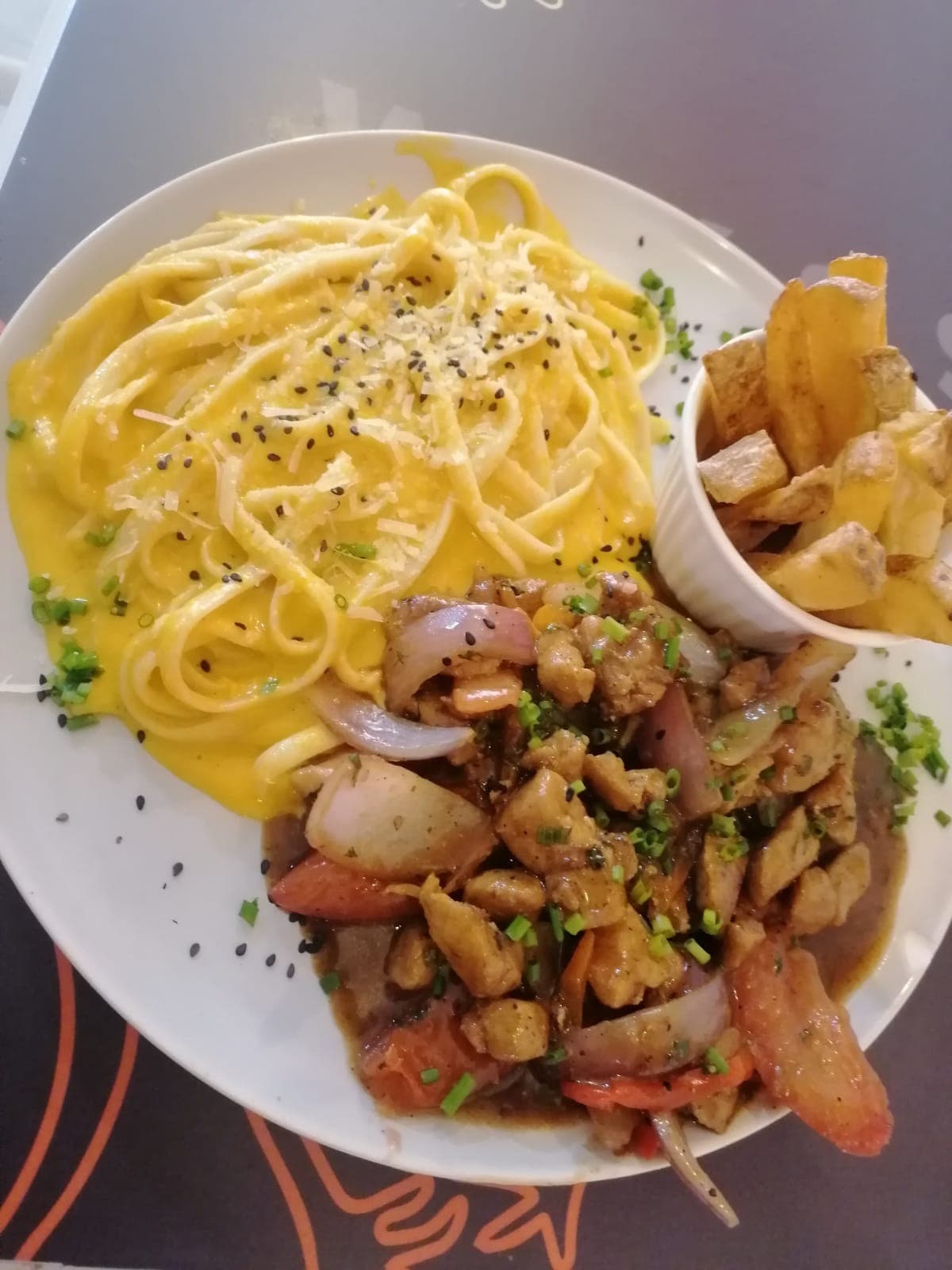 Tallarín Saltado Criollo Pollo